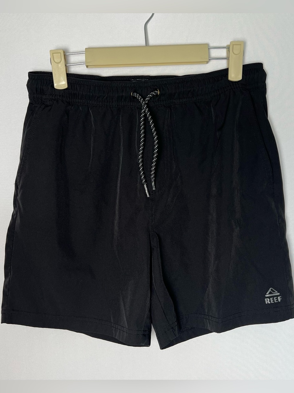 Reef Men’s Elastic Waist Casual Athletic Shorts Black Small Pockets Outdoors